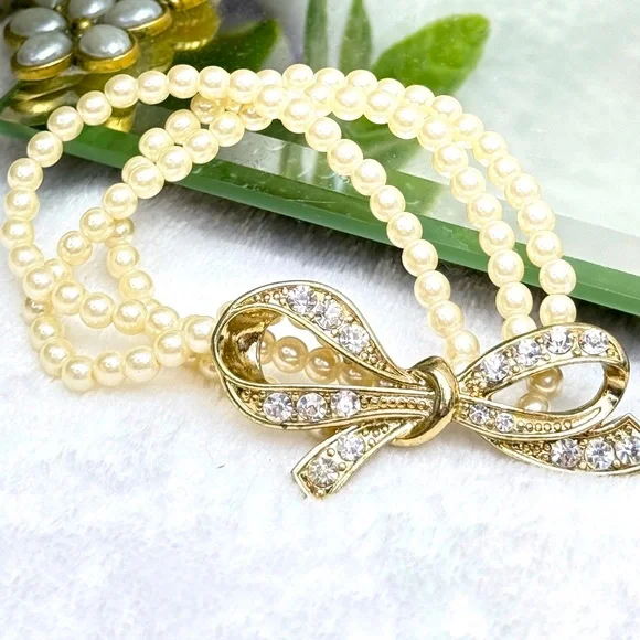 Vintage Style Pearl Bracelet with Rhinestone Bow - Picture 6 of 8